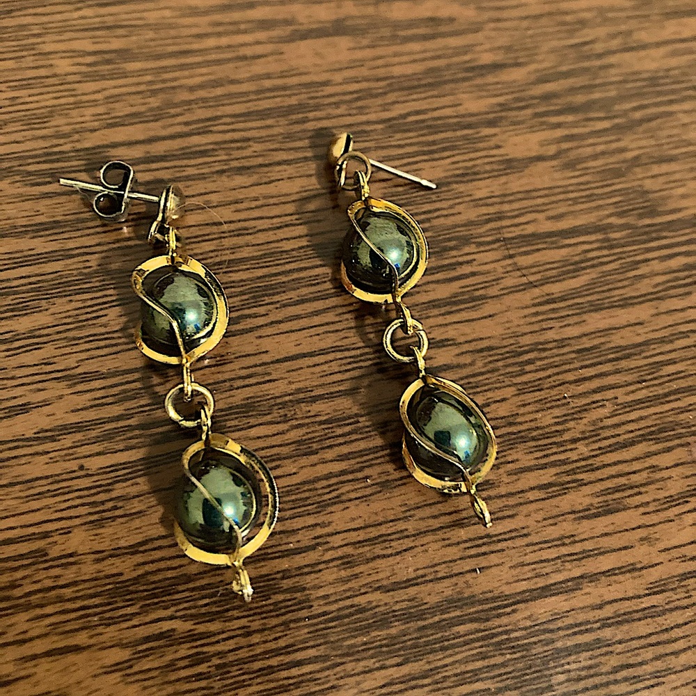 Yellow gold onyx wired drop earrings